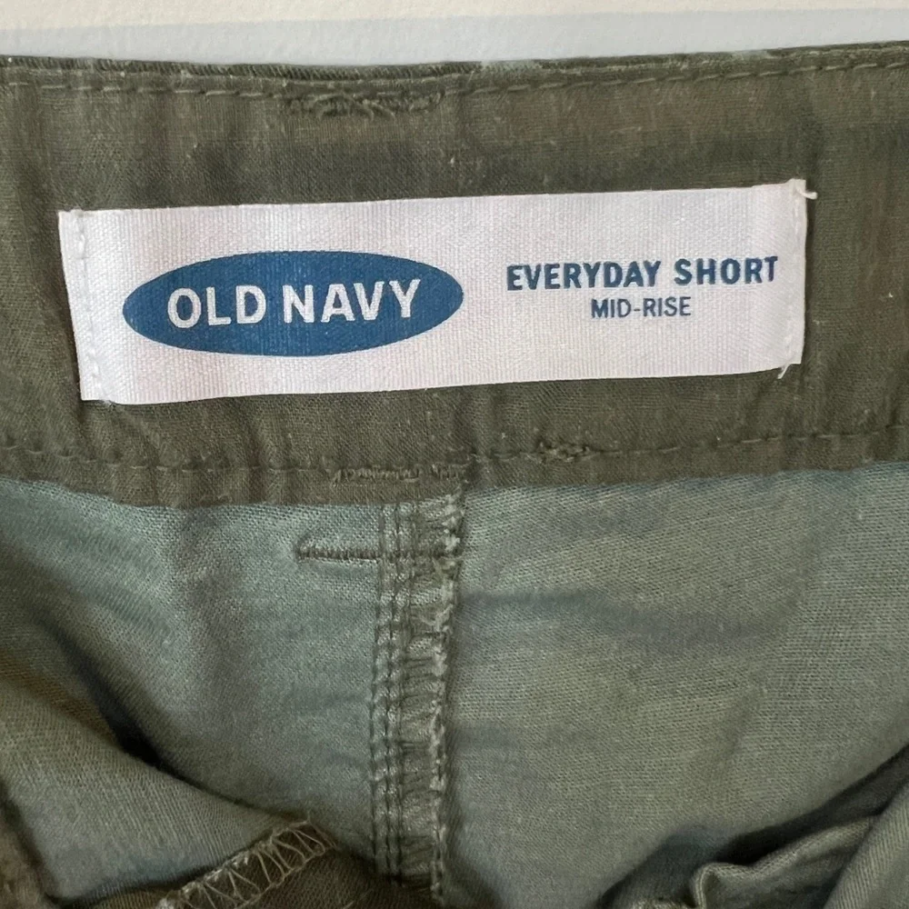 Old Navy Everyday Green Camouflage Mid-Rise Shorts. Women’s 4 - Picture 10 of 11